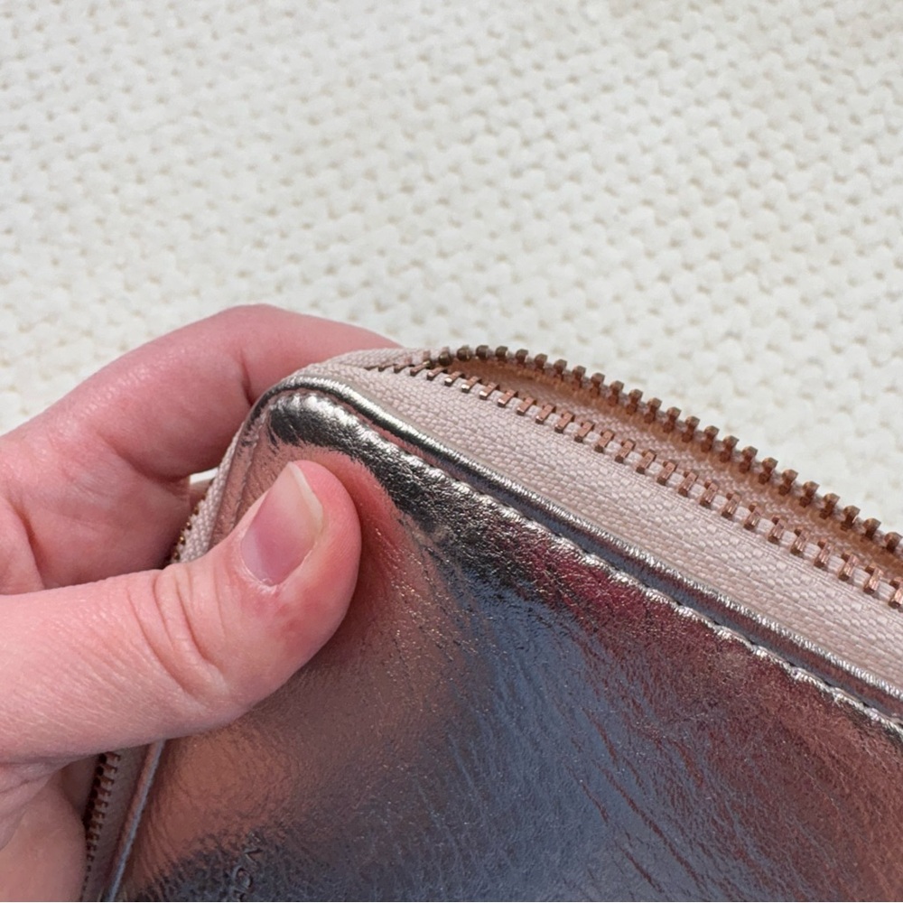 Adrienne Vittadini Rose Gold Metallic Leather Zip Up Charging Wallet Wristlet - Picture 7 of 8